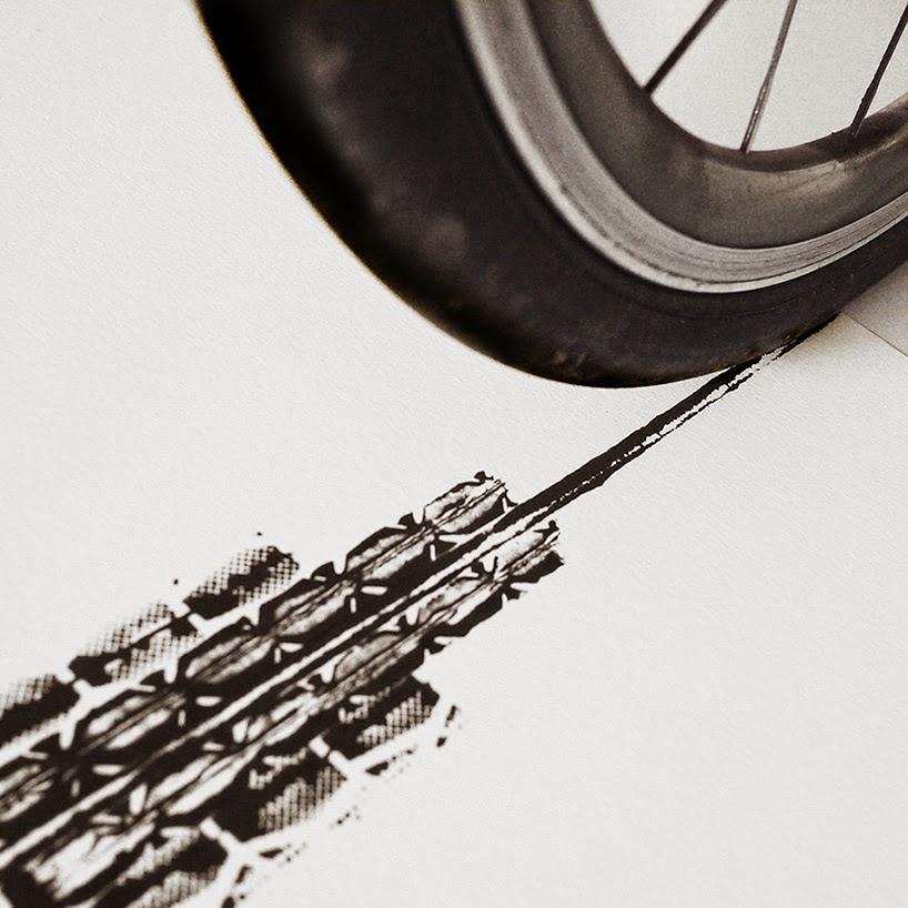 Un pneu de vélo, un peu d'encre, une feuille de papier et Thomas Yang vous dessine un monument - Affiche