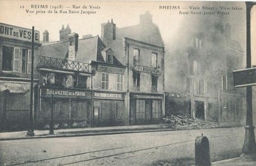 11 décembre 1914. Bon sang ! qu’il fait noir la nuit à Reims, en cette triste saison. Rue de Vesle