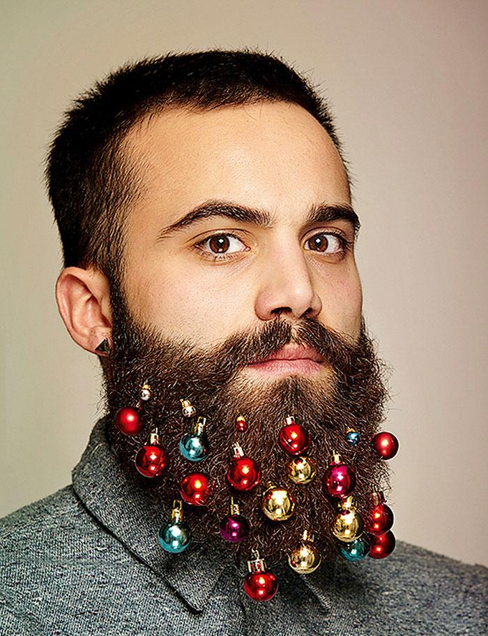 Accrochez des boules de Noël à votre barbe Accrochez des boules de Noël à votre barbe2
