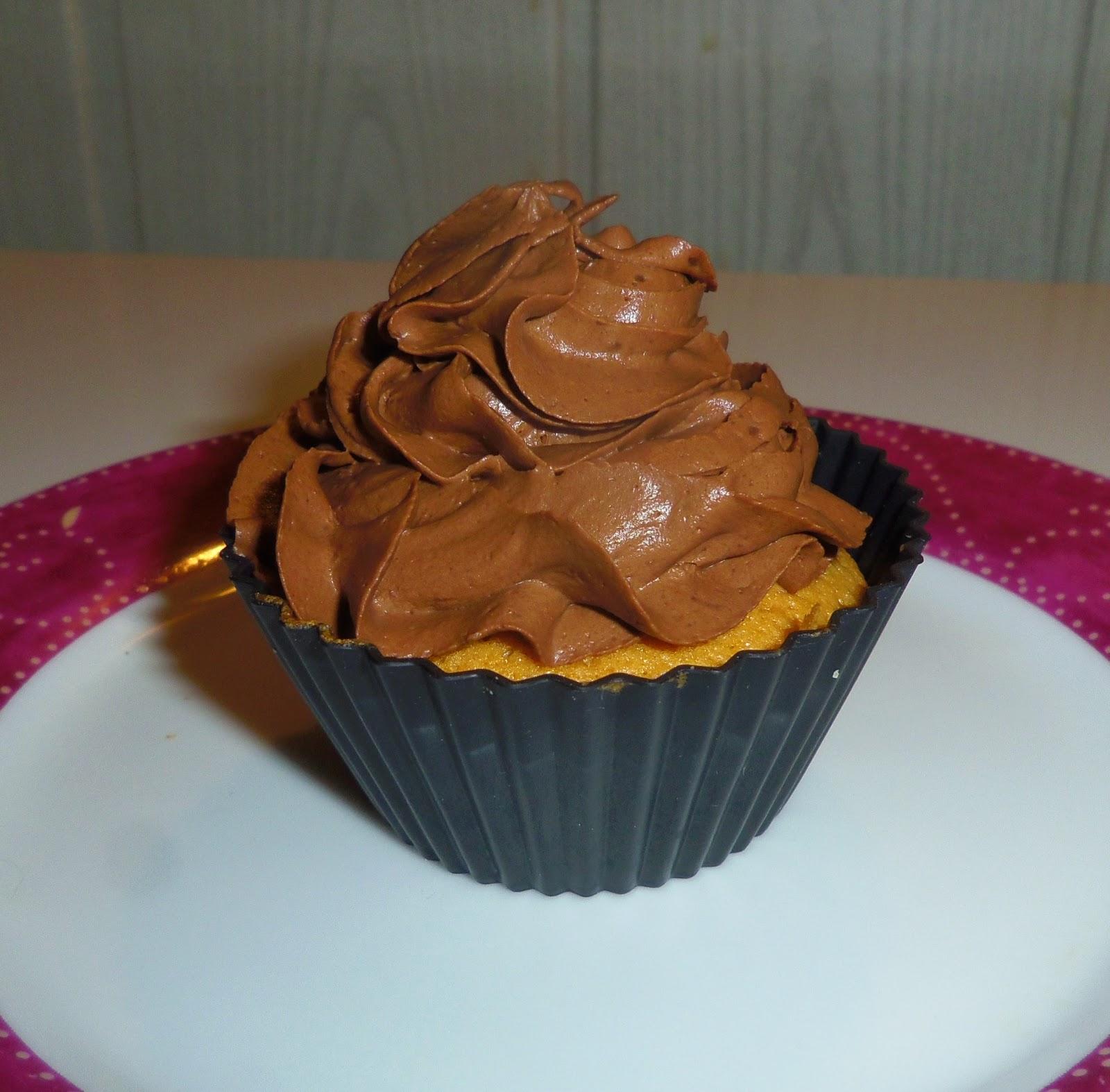 Mon premier cupcake: Ganache montée au chocolat noir et coeur confiture de griottes