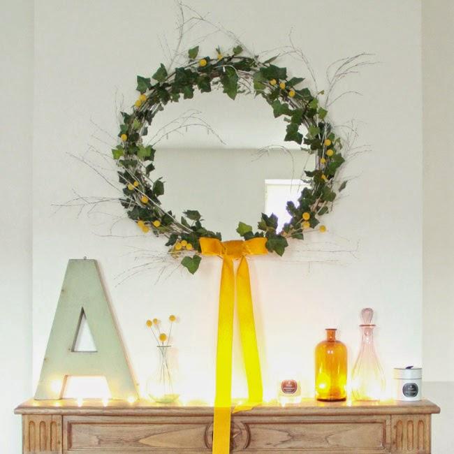 Couronne de Noël sur miroir Poligom via Nat et nature Semaine 50 sur les blogs déco