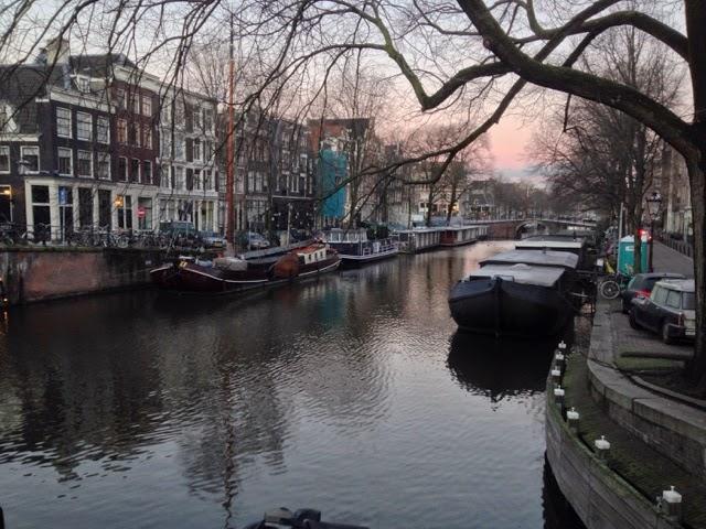 Le soleil se lève à Amsterdam