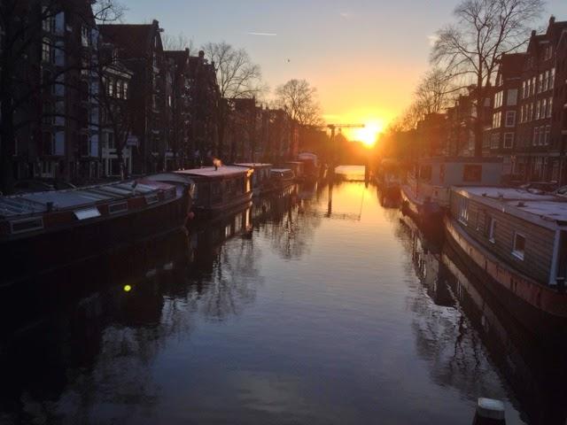 Le soleil se lève à Amsterdam