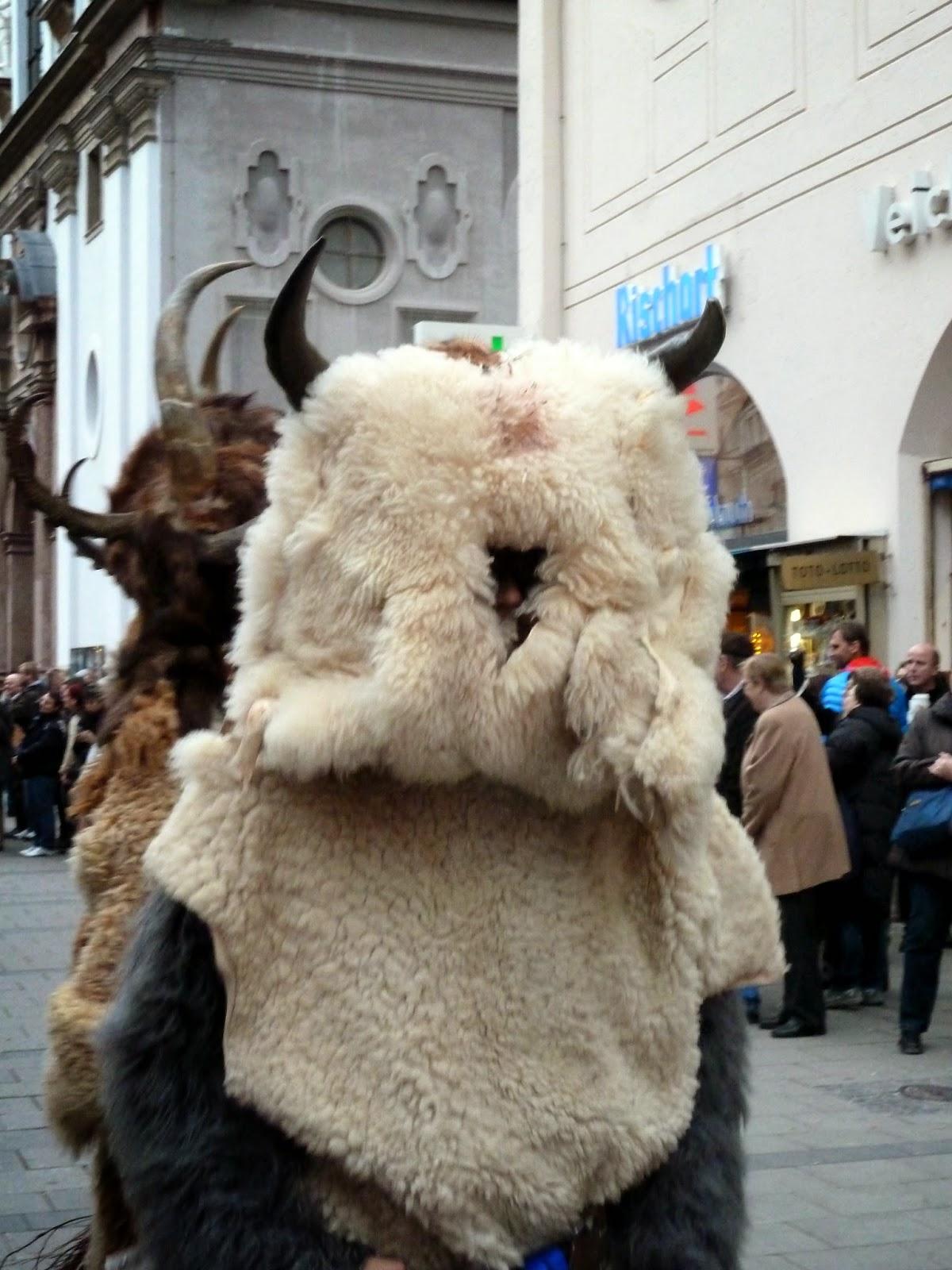 Zwarte Piet ou le Père fouettard ne sont plus politiquement correct? Essayez le Krampus! (1)