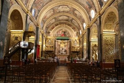 Intérieur de la co-cathédrale Saint-Jean Intérieur de la co-cathédrale Saint-Jean
