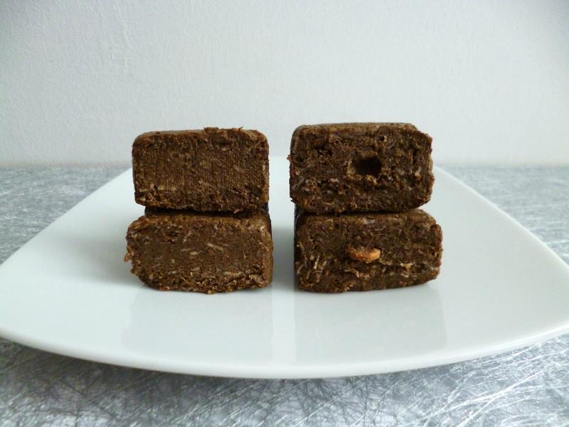mini-cakes crus hyperprotéinés cacaotés au chanvre, aux flakes complets et au psyllium (sans oeufs et sans cuisson) P1150522