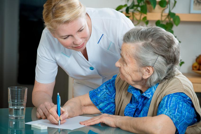 Les dernières nouveautés dans les services à la personne Assisting a senior woman by nurse at home.