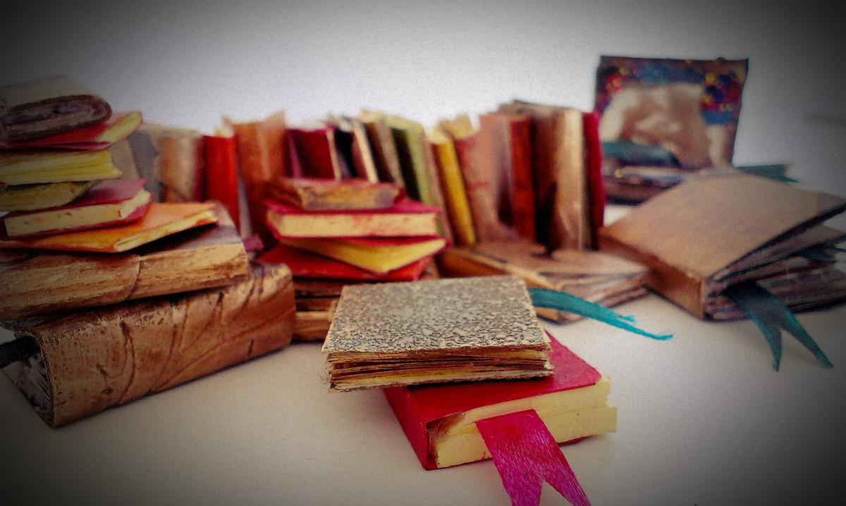 Fabrication de petits livres en papiers, peintures et patines pour un décor miniature.