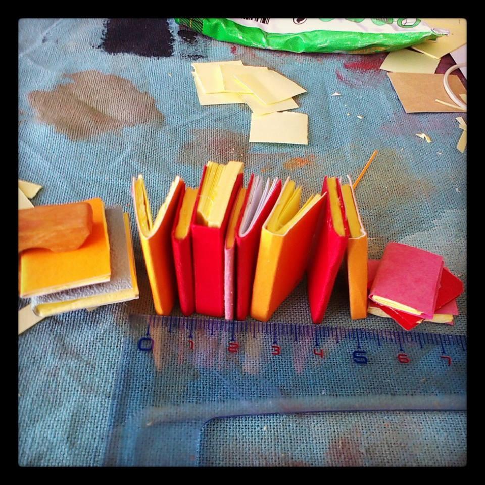 Fabrication de petits livres en papiers, peintures et patines pour un décor miniature.