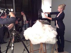 Fabrication d'un nuage en volume et matières textiles pour le décor d'un shooting photo, campagne publicitaire. Janv 2014.