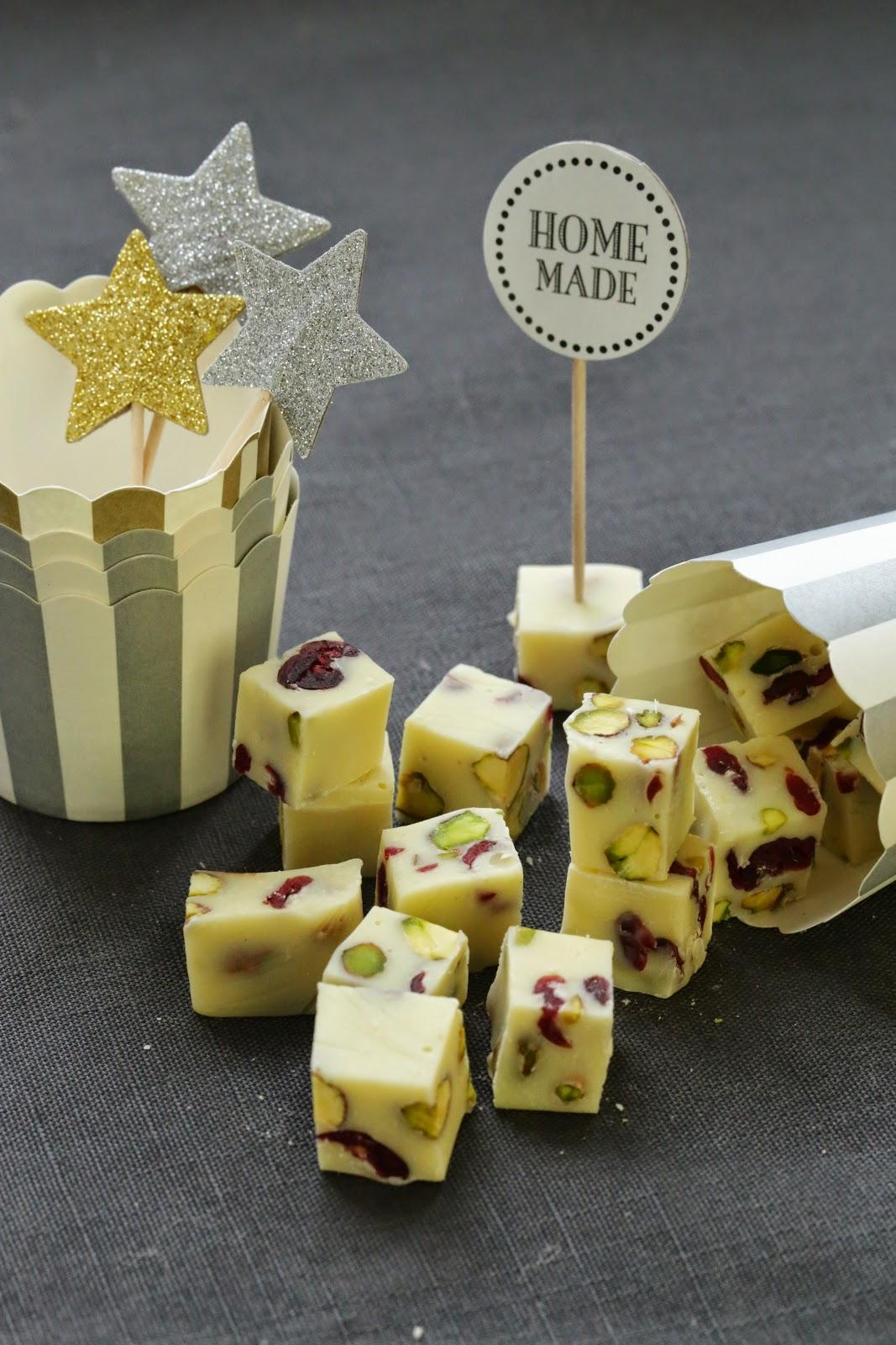 Petits cubes de fudge chocolat blanc , cranberries séchées et pistaches à offrir en cadeaux gourmands