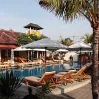 La belle piscine du Warung Coco, ses transats et le resto au fond, pres des dortoirs