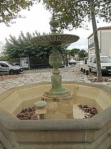 une petite fontaine tout à proximité du puit 