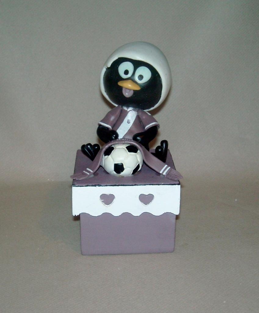 Boite à secret avec Caliméro à ma façon en porcelaine froide Boite à secret avec Caliméro à ma façon en porcelaine froide