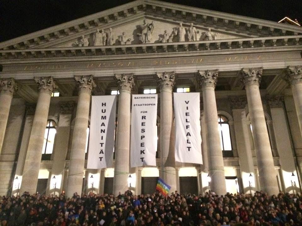12000 Munichois manifestent contre le racisme et l'intolérance et pour la diversité.