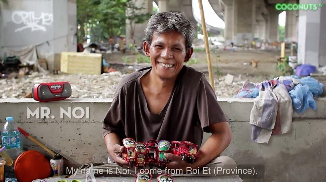 Bangkok, sans-abri fabricant de tuk-tuk-jouets (HD)