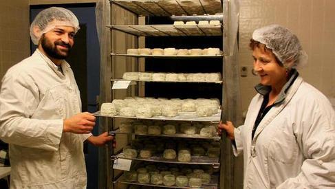 Denis et Maryline produisent leur fromage à l'ancienne, « les conditions sanitaires en plus ». - Denis et Maryline produisent leur fromage à l'ancienne, « les conditions sanitaires en plus ».