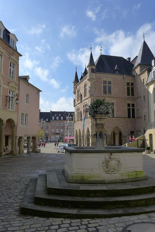 Retour à Echternach, patrie de Saint Willibrord Echternach (Luxembourg) - 11 - Place du marché