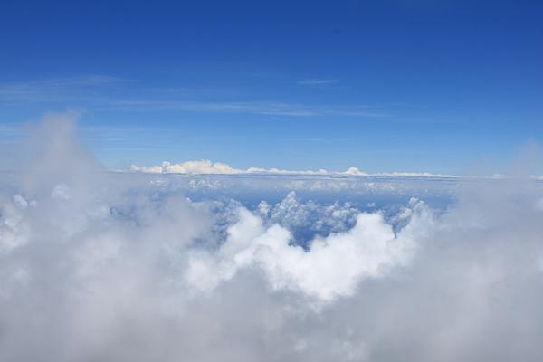 Grimper au volcan du Piton de la Fournaise, c’est possible ! On passe au dessus des nuages pour accéder au sommet du cratère