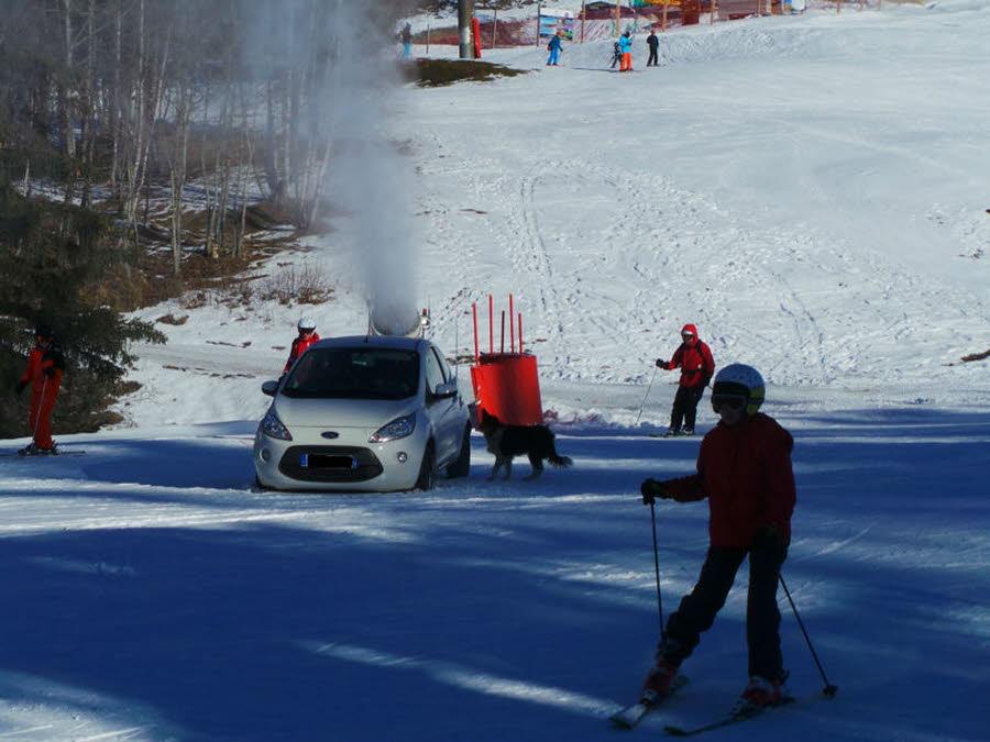 Un automobiliste se retrouve au milieu d'une piste de ski (Arcs 1800)