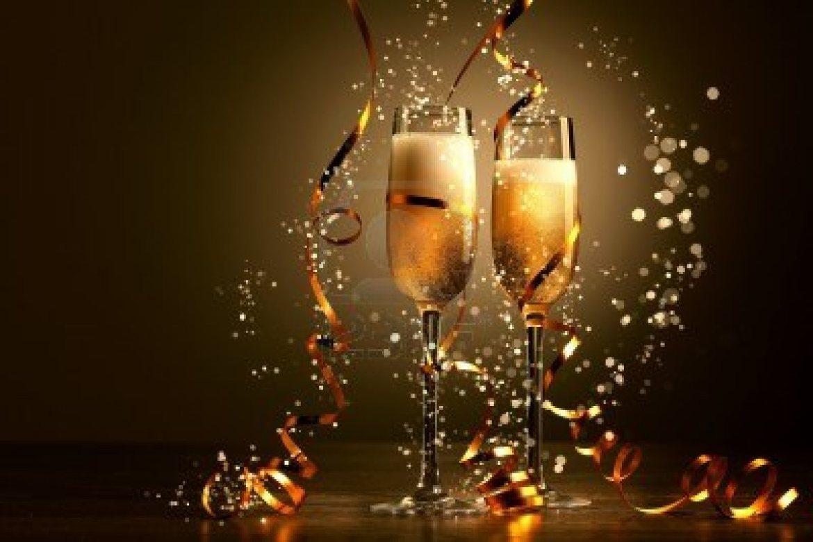 16600215-deux-verres-de-champagne-pret-a-apporter-dans-la-nouvelle-annee