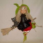 Sorcière avec son p'tit chat à suspendre en porcelaine froide Sorcière avec son p'tit chat à suspendre en porcelaine froide