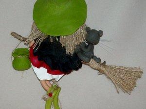 Sorcière avec son p'tit chat à suspendre en porcelaine froide Sorcière avec son p'tit chat à suspendre en porcelaine froide