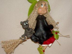 Sorcière avec son p'tit chat à suspendre en porcelaine froide Sorcière avec son p'tit chat à suspendre en porcelaine froide