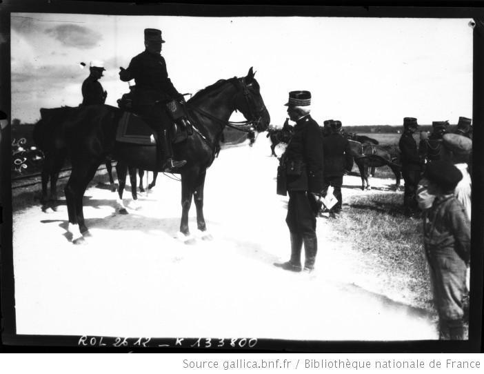 A cheval le général Pélacot et à pied le général Delacroix : [photographie de presse] / [Agence Rol] - Collection Gallica-BNF