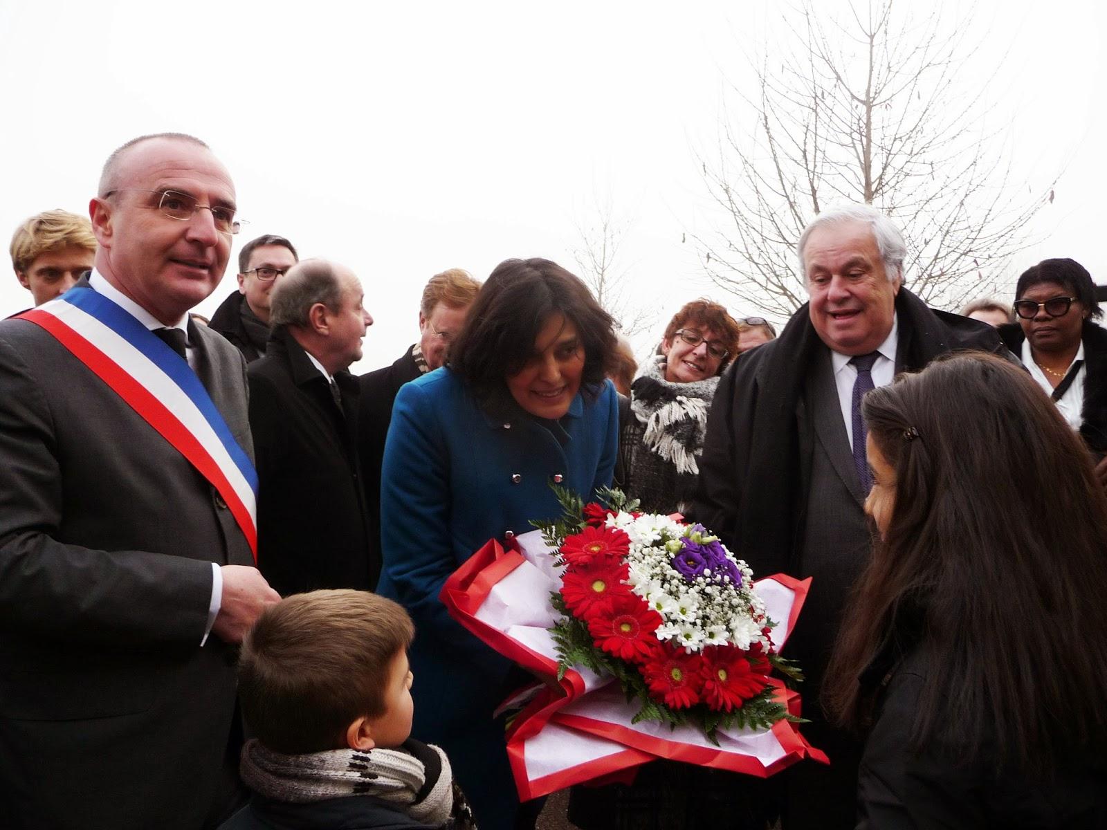 Myriam El Khomri en visite à Val-de-Reuil hier malgré les événements dramatiques survenus dans les locaux de Charlie-Hebdo