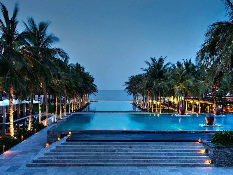 Les 22 plus belles piscines d’hôtel au monde – Part 2 4-atthenamhaiinvietnamyoullhardlyhavetochoosebetweenthepoolandthebeachconsideringtheextravagantpoolleadsrighttothesand