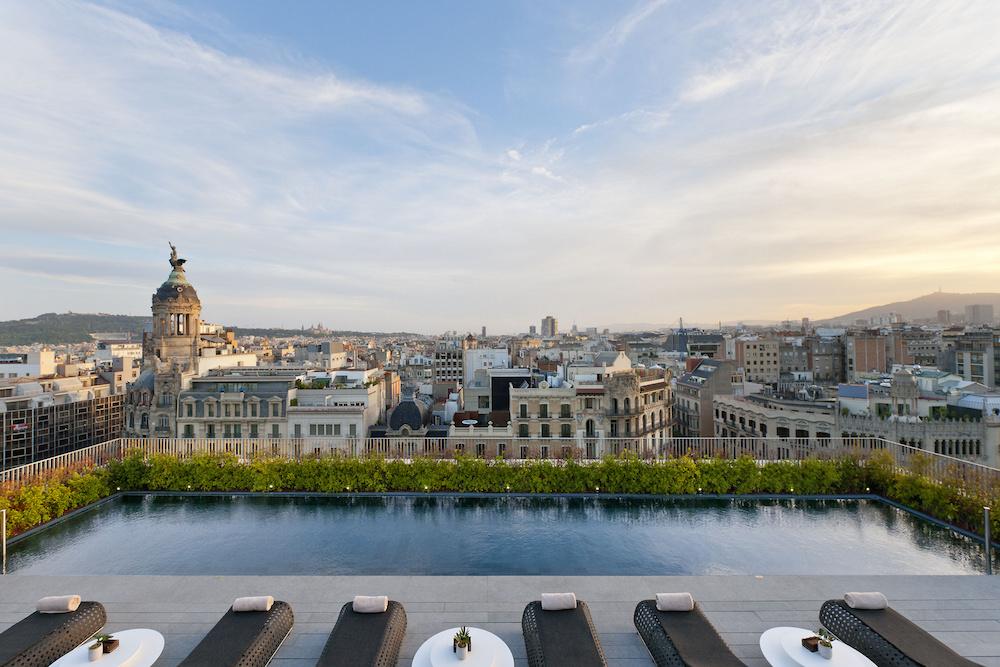 Les 22 plus belles piscines d’hôtel au monde – Part 2 barcelona-leisure-dipping-pool-panorama-6