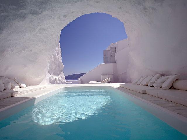 Les 22 plus belles piscines d’hôtel au monde – Part 2 cave-pool-in-santorini-1