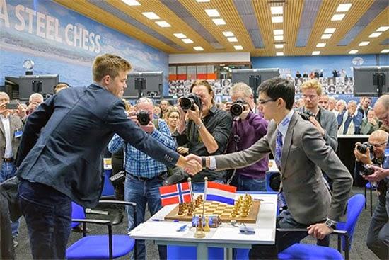 Le Tatal Steel 2015 et la nulle de la ronde 1 entre Anish Giri (2784) et Magnus Carlsen (2862) - Photo © Alina L'Ami Echecs : Anish Giri (2784) 1/2 Magnus Carlsen (2862) - Photo © Alina L'Ami