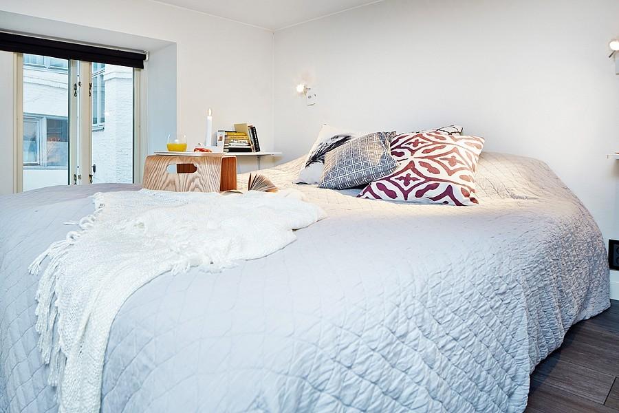 Petits espaces : Un mini-loft qui à tout d’un grand ! idées chambre; loft; studio design; mini loft; mezzanine; déco rétro; déco scandinave; chaise design; pets espaces; comment aménager un petit espace; bleu pale; bleu céladon; déco vintage; déco masculine