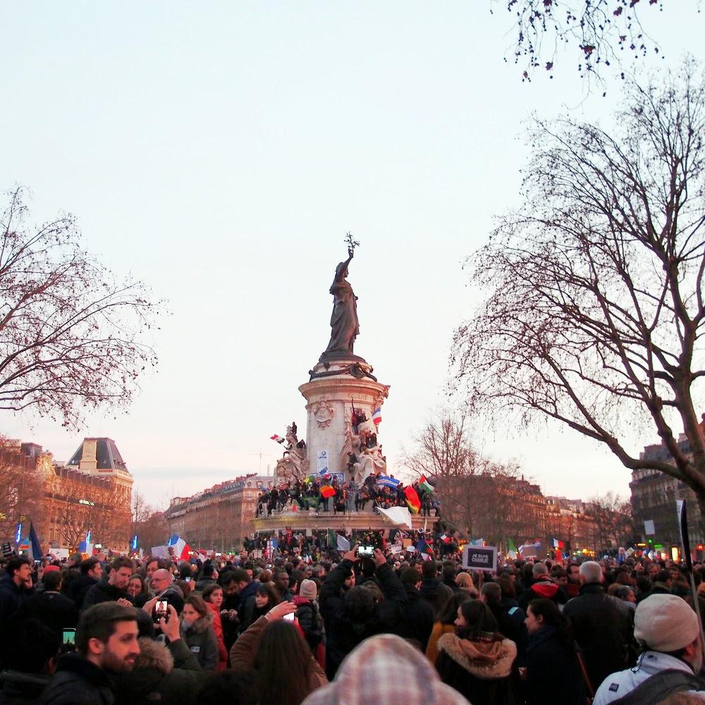 Sur les pavés, des millions à marcher pour la Liberté... Sur les pavés, des millions à marcher pour la Liberté...