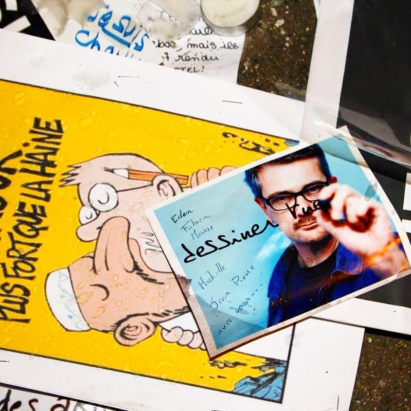 Dessins déposés en hommage devant les locaux du Journal Charlie Hebdo Paris, après le 7 janvier. Photo Mitra Etemad pour romainparis.fr - Tous droits réservés. Dessins déposés en hommage devant les locaux du Journal Charlie Hebdo Paris, après le 7 janvier. Photo Mitra Etemad pour romainparis.fr - Tous droits réservés.