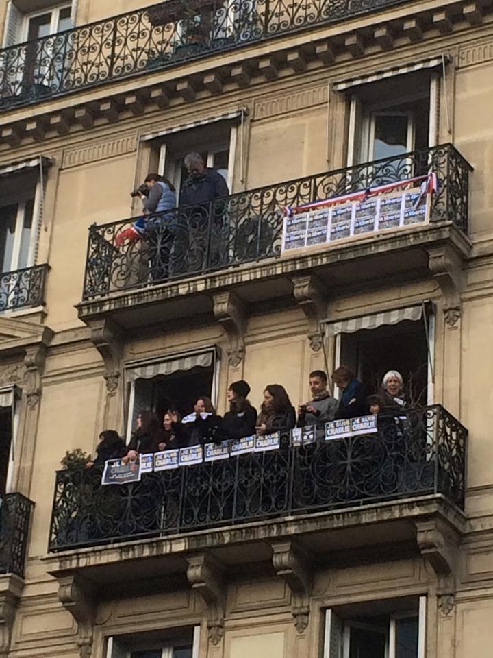 Paris 11 janvier 2015 - Les parisiens aux balcons - #JeSuisCharlie - Photo Cédric Tartaud-Gineste pour romainparis.fr. Tous droits réservés. Paris 11 janvier 2015 - Les parisiens aux balcons - #JeSuisCharlie - Photo Cédric Tartaud-Gineste pour romainparis.fr. Tous droits réservés.
