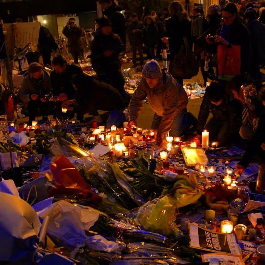 Veillée devant les locaux du Journal Charlie Hebdo 10 rue Nicolas Appert paris 75011 après le 7 janvier. Photo Mitra Etemad pour romainparis.fr - Tous droits réservés. Veillée devant les locaux du Journal Charlie Hebdo 10 rue Nicolas Appert paris 75011 après le 7 janvier. Photo Mitra Etemad pour romainparis.fr - Tous droits réservés.