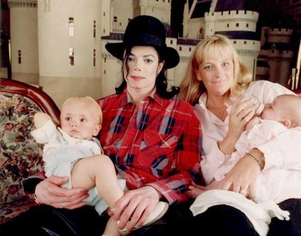 Michael-and-his-family-at-Neverland-michael-jackson-30554061-598-468