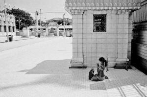 Rangoun - petite fille qui prie