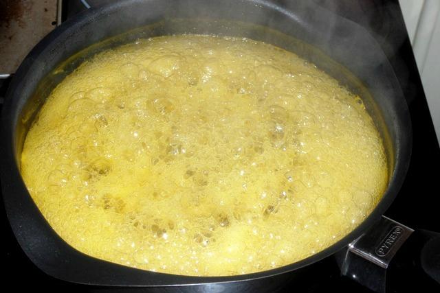 Gâteaux de semoule et sauce caramel à l'orange Caramel à l'orange