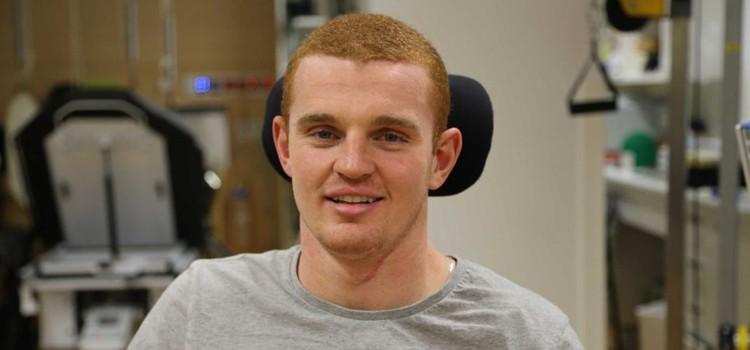 Alex McKinnon joueur de rugby paraplégique réussit à se tenir debout