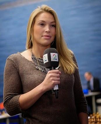 Kaja Marie Snare de la télévision norvégienne annonce de bonnes nouvelles à ses téléspectateurs fan d'échecs lors de la ronde 9 du Tata Steel - Photo © Alina L'Ami 