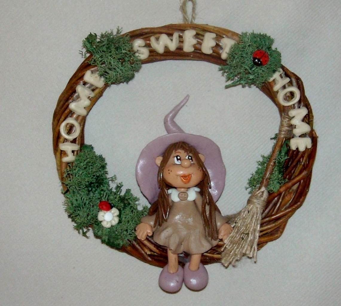 Couronne avec p'tite sorcière en porcelaine froide Couronne avec p'tite sorcière en porcelaine froide