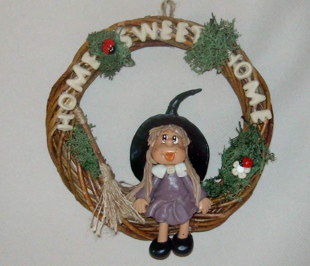 Couronne avec p'tite sorcière en porcelaine froide Couronne avec p'tite sorcière en porcelaine froide