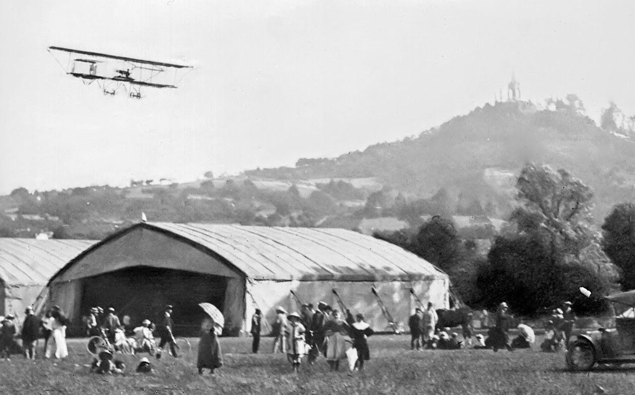 Avion Farman survolant l'aérodrome de Vesoul en 1911