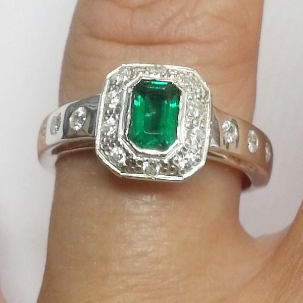 Une bague émeraude en argent Une bague émeraude en argent