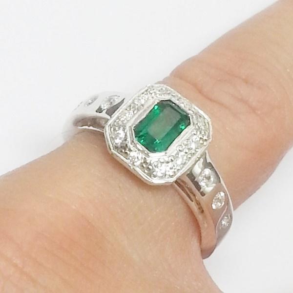 Une bague émeraude en argent Une bague émeraude en argent
