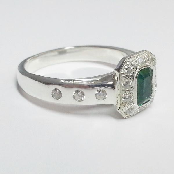 Une bague émeraude en argent Une bague émeraude en argent
